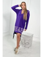 Tmavo fialové šaty s kapucňou a potlačou Tmavo fialové šaty s kapucňou a potlačou