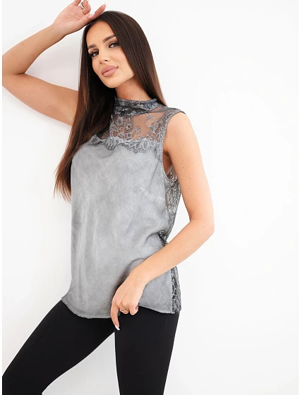 Dámská halenka z s krajkou a stojáčkem grafitová model 22354263 - K-Fashion Dámská halenka z s krajkou a stojáčkem grafitová model 22354263 - K-Fashion