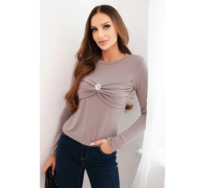 Dámska blúzka z viskózy s volánom a brošňou Fango