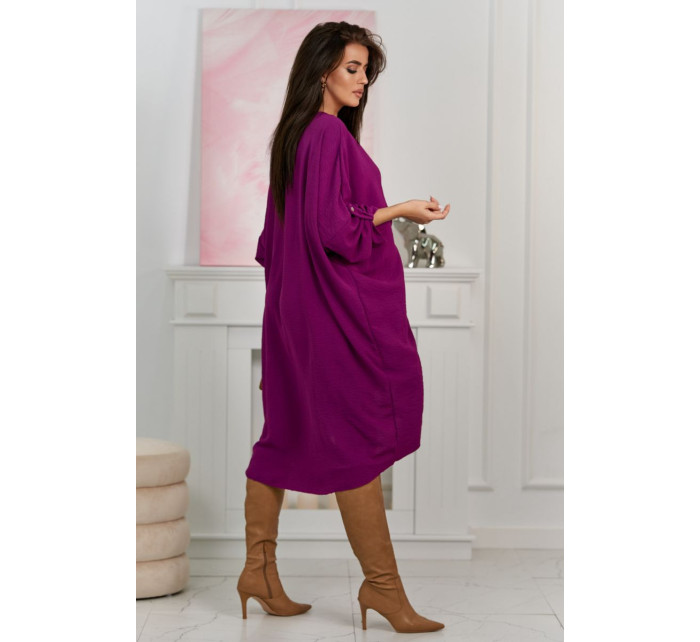 Nadrozmerné šaty s výstrihom do V v tmavo fialovej farbe