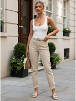 Dámske džínsy v strihu „mom fit“ s opaskom, béžové, FashionStreet UY3085 Dámske džínsy v strihu „mom fit“ s opaskom, béžové, FashionStreet UY3085