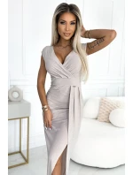 Lesklé béžové dámské šaty s krátkými rukávy, výstřihem a rozparkem na noze model 20101940 - numoco