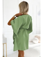 SOFIA Dámské šaty v olivové barvě se zavazováním v pase model 20144370 - numoco SOFIA Dámské šaty v olivové barvě se zavazováním v pase model 20144370 - numoco