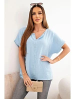Dámska bavlnená blúzka oversize s výstrihom do V a čipkou modrá Dámska bavlnená blúzka oversize s výstrihom do V a čipkou modrá