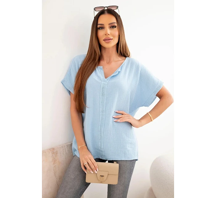 Dámska bavlnená blúzka oversize s výstrihom do V a čipkou modrá Dámska bavlnená blúzka oversize s výstrihom do V a čipkou modrá
