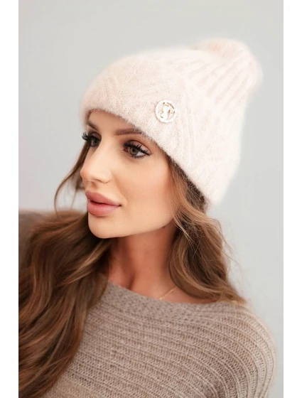 Dámska zimná čiapka z nadýchanej pleteniny a s elegantným gombíkom svetlej púdrovo ružovej farby Dámska zimná čiapka z nadýchanej pleteniny a s elegantným gombíkom svetlej púdrovo ružovej farby