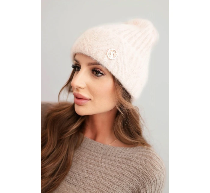 Dámska zimná čiapka z nadýchanej pleteniny a s elegantným gombíkom svetlej púdrovo ružovej farby Dámska zimná čiapka z nadýchanej pleteniny a s elegantným gombíkom svetlej púdrovo ružovej farby