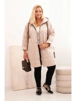 Dámska prešívaná bunda s kapucňou a nápisom HOPE v tmavobéžovej farbe Dámska prešívaná bunda s kapucňou a nápisom HOPE v tmavobéžovej farbe