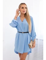 Šaty s dlhším chrbtom a pásom modrej farby