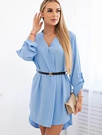 Šaty s dlhším chrbtom a pásom modrej farby