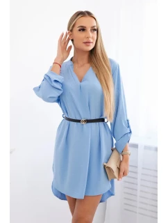 Šaty s dlhším chrbtom a pásom modrej farby