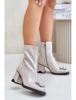 Lakované Dámské Boty Na Podpatku S Dekorací model 21675875 Světle Šedé D&A - S.Barski Lakované Dámské Boty Na Podpatku S Dekorací model 21675875 Světle Šedé D&A - S.Barski