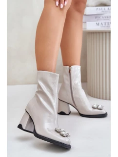 Lakované Dámské Boty Na Podpatku S Dekorací model 21675875 Světle Šedé D&A - S.Barski