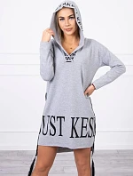 Šedé šaty s kapucňou a potlačou