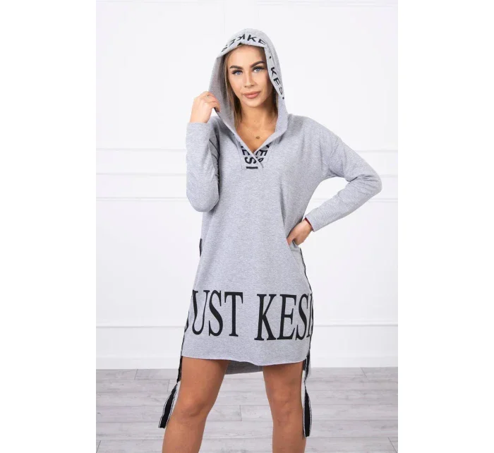 Šedé šaty s kapucí a potiskem