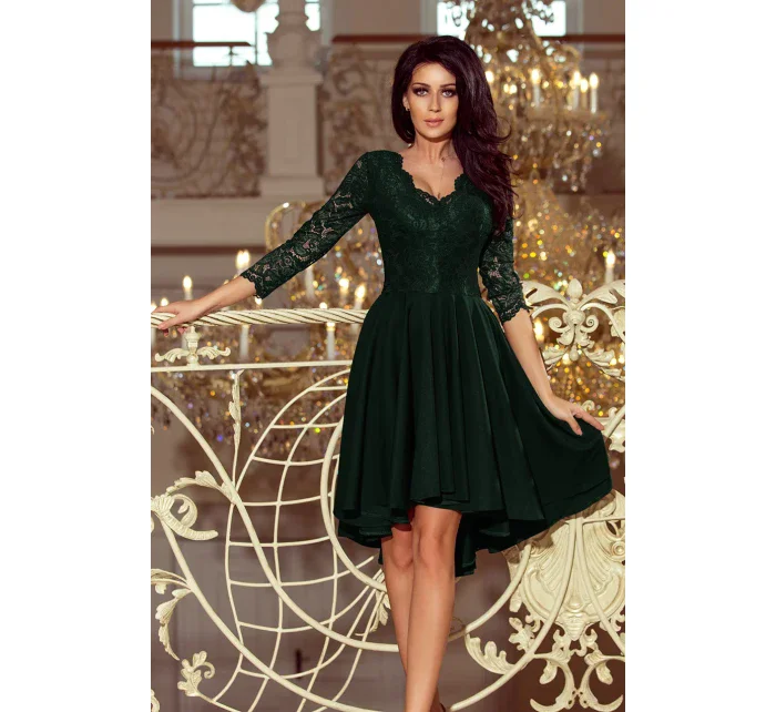 Tmavě zelené dámské šaty s delším zadním dílem a krajkovým výstřihem model 6839184 - numoco