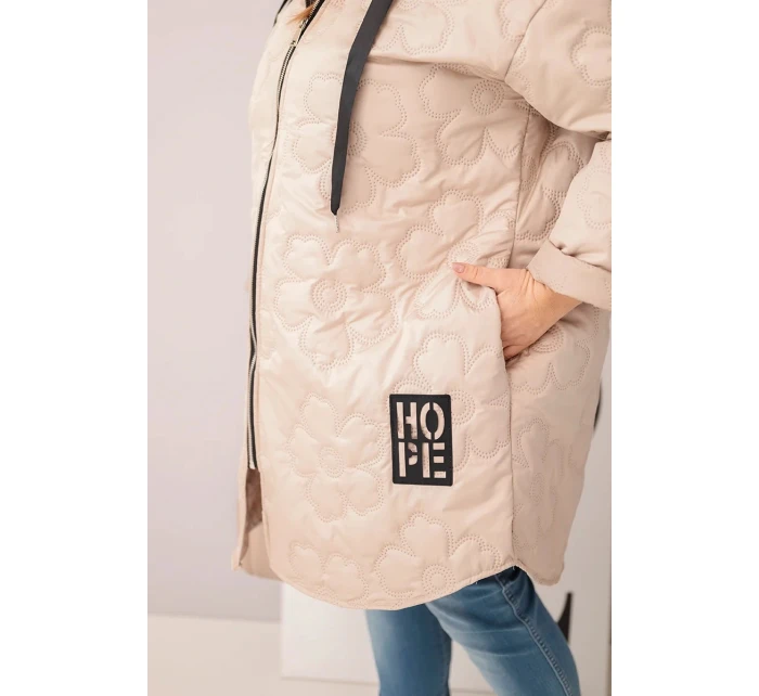Dámská bunda Plus Size prošívaná s kapucí a nápisem model 21808665 tmavě béžová - K-Fashion Dámská bunda Plus Size prošívaná s kapucí a nápisem model 21808665 tmavě béžová - K-Fashion