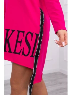 Šaty s kapucňou a potlačou fuchsiovej farby