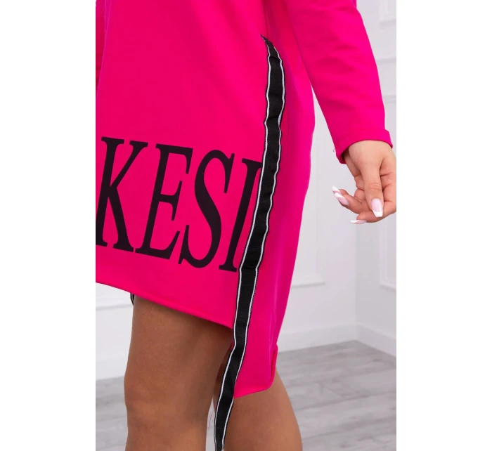 Šaty s kapucňou a potlačou fuchsiovej farby