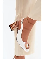 Dámské sandály na podpatku s dekorativním přezkou Vinceza 62289 bílé