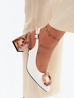 Dámské sandály na podpatku s dekorativním přezkou Vinceza 62289 bílé