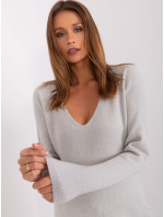 Svetlo šedý dámsky sveter s klasickým výstrihom