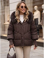 Pikowana kurtka damska zimowa z futerkiem brązowa model 22371734 - FashionStreet Pikowana kurtka damska zimowa z futerkiem brązowa model 22371734 - FashionStreet