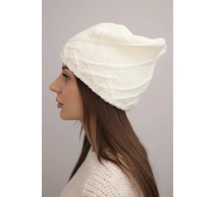 Dámska zimná čiapka s ozdobným úpletom a klasickým strihom K372 ecru