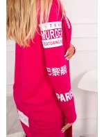Fuchsiový plášť s nápismi