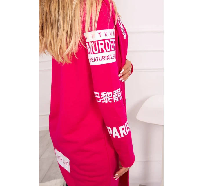 Fuchsiový plášť s nápismi