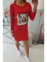 Šaty s 3D grafikou a ozdobnými volánikmi červené