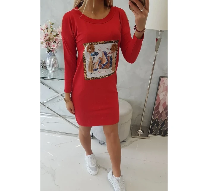 Šaty s 3D grafikou a ozdobnými volánikmi červené