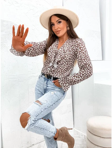 Dámska hnedá blúzka s ozdobným výstrihom (82124) Dámska hnedá blúzka s ozdobným výstrihom (82124)