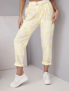 Dámske viskózové nohavice s kvetinovým vzorom a opaskom žltej farby