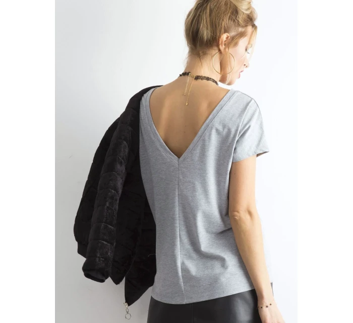 Šedé tričko se zadním výstřihem Šedé tričko se zadním výstřihem