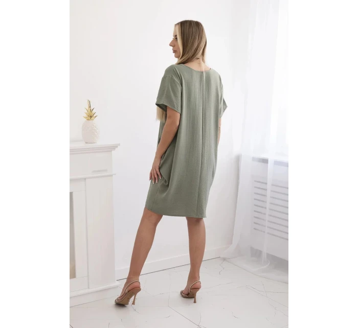 Dámské šaty s kapsami a přívěskem model 21154025 světlá khaki - Kesi Dámské šaty s kapsami a přívěskem model 21154025 světlá khaki - Kesi
