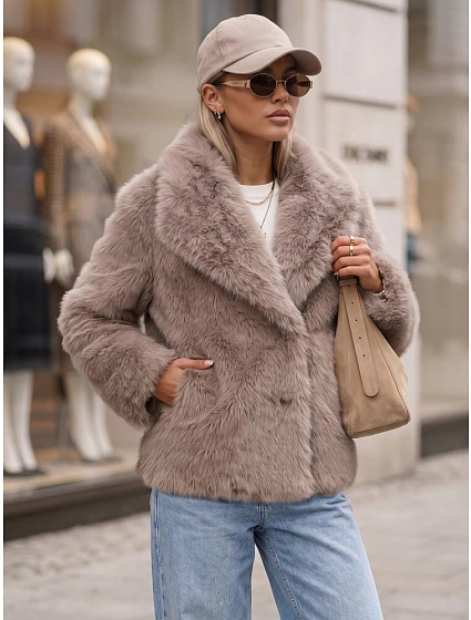 Krátka dámska kožušinová bunda so širokým golierom, béžová, FashionStreet TY5905 Krátka dámska kožušinová bunda so širokým golierom, béžová, FashionStreet TY5905