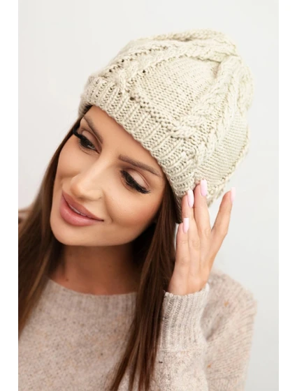 Dámská zimní čepice z vlny s copánkovým vzorem model 21750374 tmavě béžová - K-Fashion Dámská zimní čepice z vlny s copánkovým vzorem model 21750374 tmavě béžová - K-Fashion