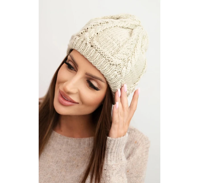 Dámská zimní čepice z vlny s copánkovým vzorem model 21750374 tmavě béžová - K-Fashion Dámská zimní čepice z vlny s copánkovým vzorem model 21750374 tmavě béžová - K-Fashion