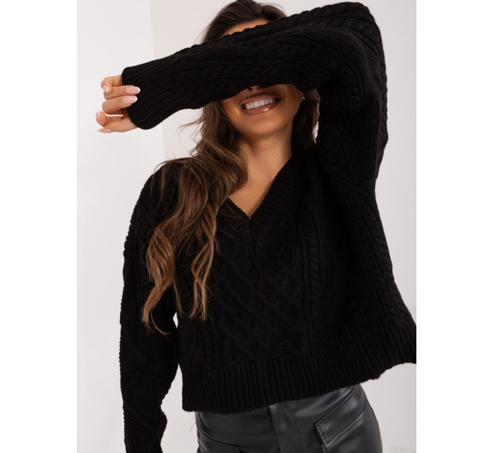 Čierny krátky oversized sveter s výstrihom