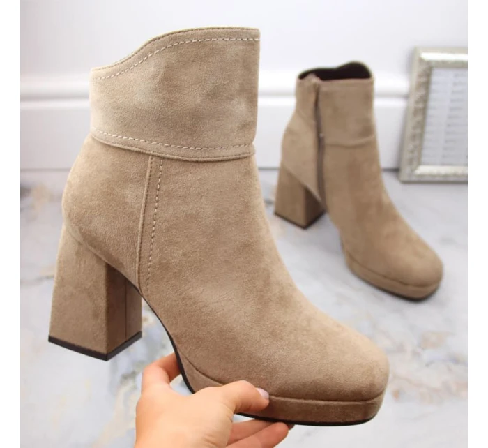 Dámske zateplené semišové čižmy na podpätku W SAN24B béžové - M.Daszynski Dámske zateplené semišové čižmy na podpätku W SAN24B béžové - M.Daszynski