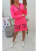Šaty s kapucí a potiskem růžové neonové Šaty s kapucí a potiskem růžové neonové