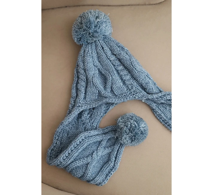 Dámska zimná vlnená čiapka s bambuľkami a predĺženými bokmi K448 tyrkysová