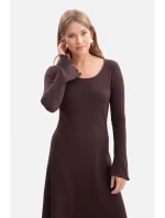 Midi šaty z úpletu tmavá čokoláda model 21379974 - BeWear