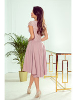 PATRICIA - Dámske šaty v púdrovo ružovej farbe s dlhším zadným dielom a čipkovým výstrihom 300-1