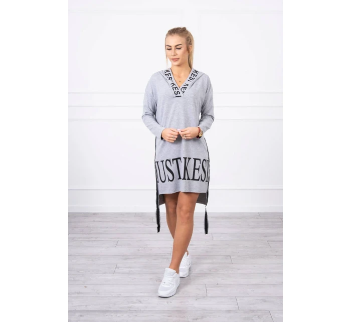 Šedé šaty s kapucí a potiskem