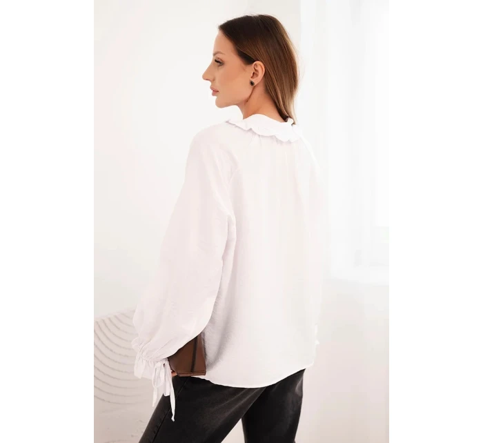 Dámska viskózna blúzka s véčkovým výstrihom a viazankami na rukávoch biela