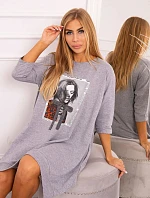 Šaty s potlačou a rozšírenou spodnou časťou šedej