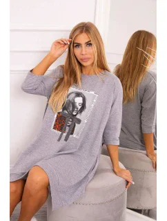 Šaty s potlačou a rozšírenou spodnou časťou šedej