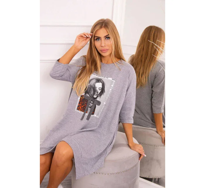 Šaty s potlačou a rozšírenou spodnou časťou šedej